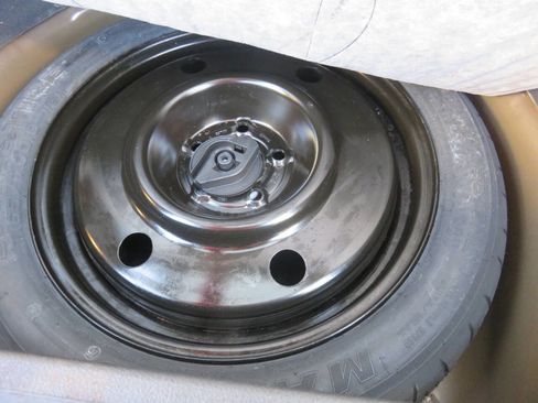 Used 2014 Ford Explorer XLT w/ Equipment Group 202A image 28