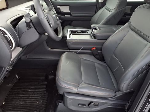 Used 2025 Ford Expedition Active image 6