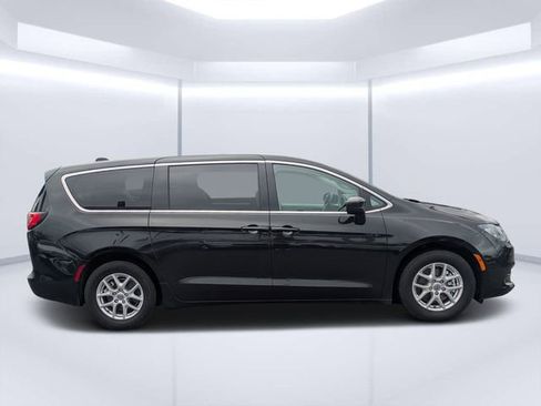 Used 2023 Chrysler Voyager LX FWD image 2