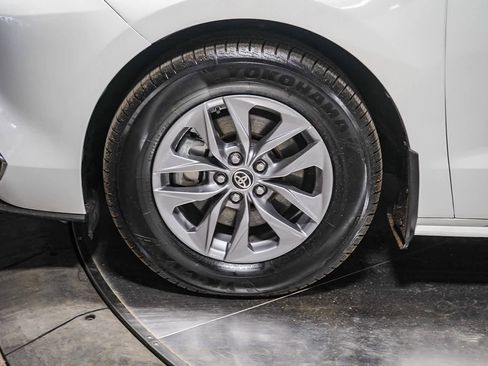 Certified 2021 Toyota Sienna XLE image 6