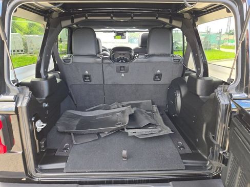 Used 2024 Jeep Wrangler Unlimited Sahara w/ Technology Group AWD/4WD image 16