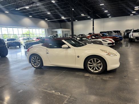 Used 2010 Nissan 370Z Touring image 2