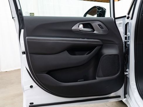 New 2026 Chrysler Pacifica Select FWD image 21
