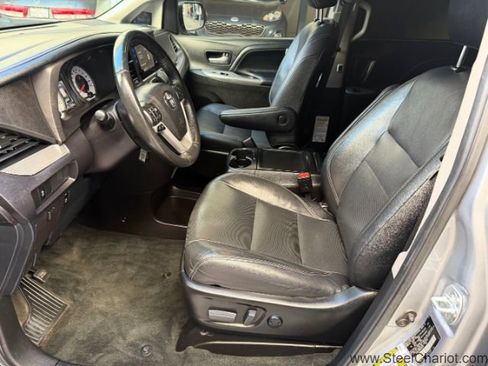 Used 2017 Toyota Sienna SE w/ Protection Package image 10