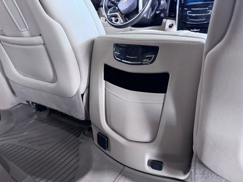 Used 2019 Cadillac Escalade Luxury image 18