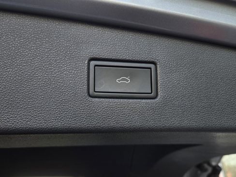 Used 2024 Volkswagen Tiguan SE image 25