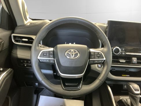 Used 2023 Toyota Highlander Platinum AWD/4WD image 12