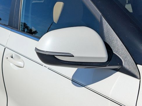 Certified 2025 Kia Seltos EX w/ EX Sunroof Package image 14