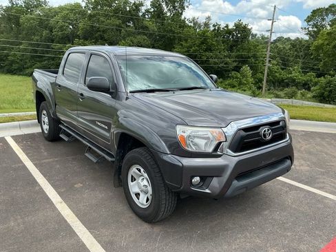 Used 2015 Toyota Tacoma PreRunner w/ SR5 Package RWD image 2