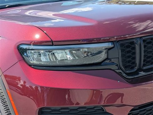 New 2025 Jeep Grand Cherokee Altitude image 10
