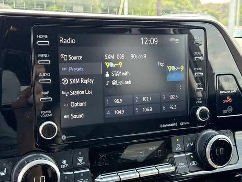 Used 2021 Toyota Highlander XLE AWD/4WD image 40