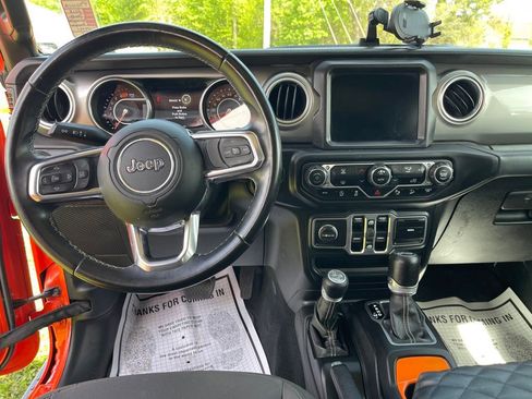 Used 2018 Jeep Wrangler Unlimited Sahara AWD/4WD image 15