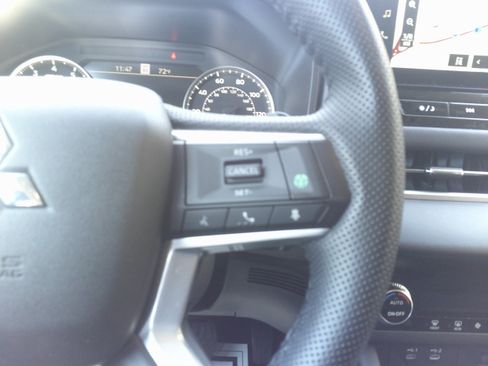 Used 2025 Mitsubishi Outlander SE AWD/4WD image 19