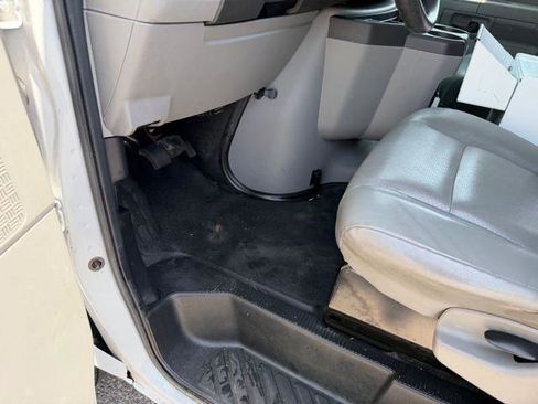 Used 2014 Ford E-250 and Econoline 250 w/ Power Group image 17