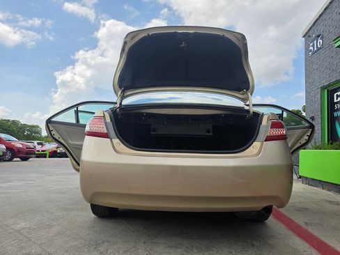 Used 2010 Toyota Camry LE image 26
