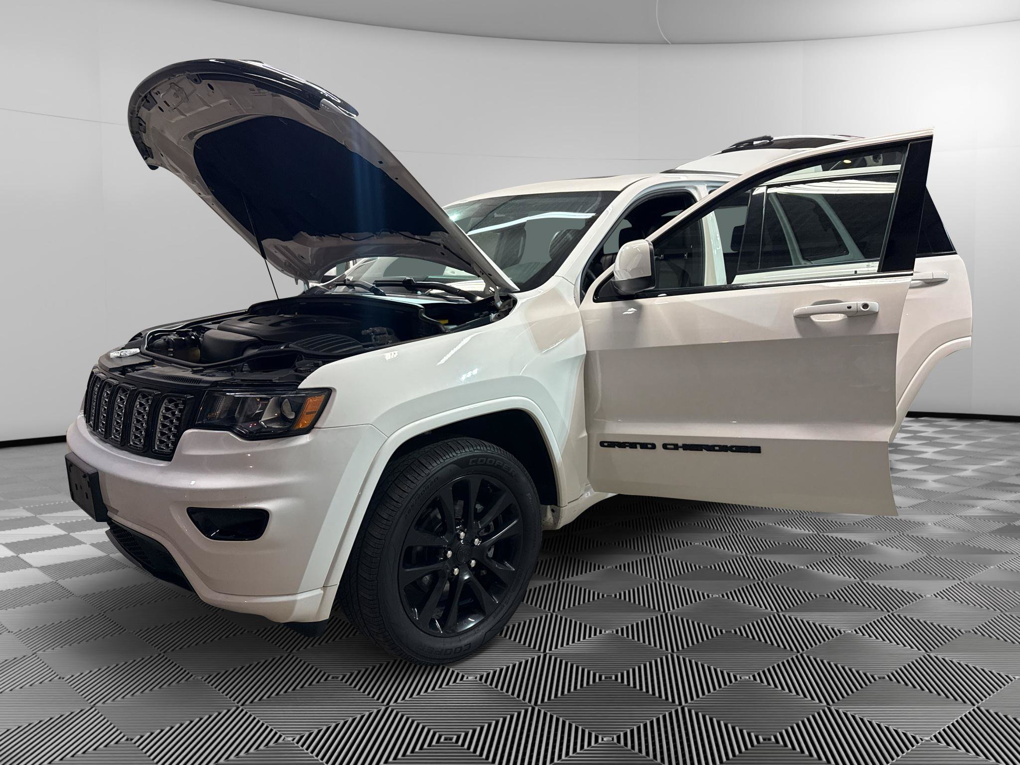 Used 2019 Jeep Grand Cherokee Altitude AWD/4WD image 11