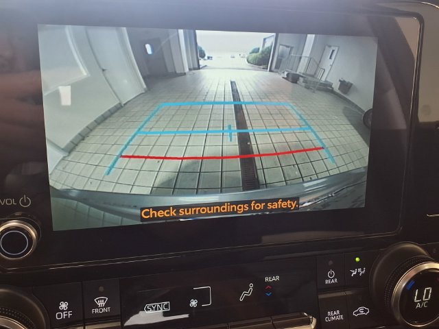 Used 2024 Toyota Highlander XLE FWD image 12