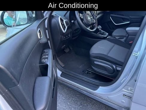 Used 2020 Kia Soul LX FWD image 4