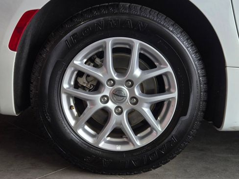 Used 2023 Chrysler Voyager LX FWD image 5