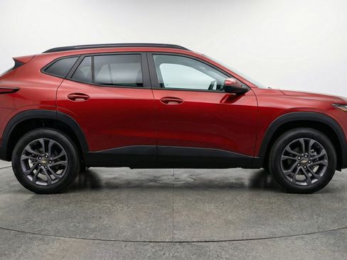 Used 2025 Chevrolet Trax LT FWD image 11