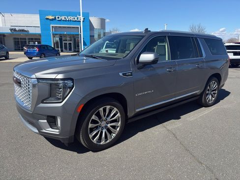 Used 2021 GMC Yukon XL Denali w/ Denali Ultimate Package image 3