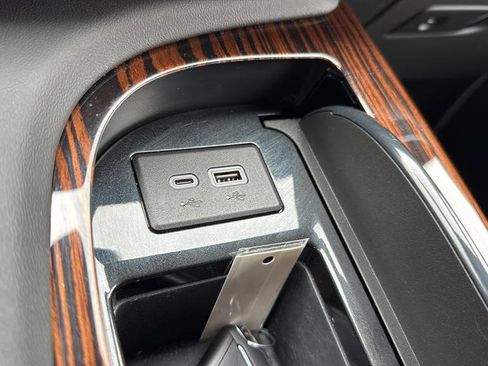 Certified 2023 Cadillac Escalade ESV Premium Luxury AWD/4WD image 33