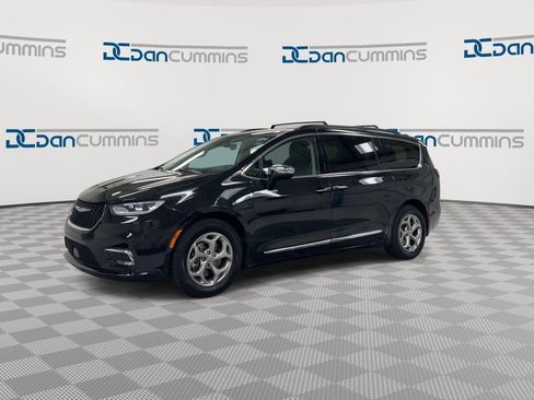 Used 2023 Chrysler Pacifica Limited FWD image 4