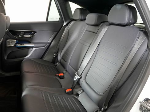 Used 2025 Mercedes-Benz GLC 300 4MATIC image 29