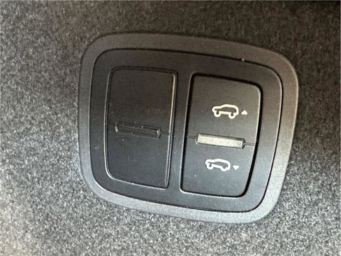 Used 2018 Porsche Macan Sport Edition image 32