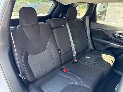 Used 2020 Jeep Cherokee Latitude FWD image 21