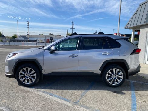 Used 2022 Toyota RAV4 XLE Premium FWD image 4