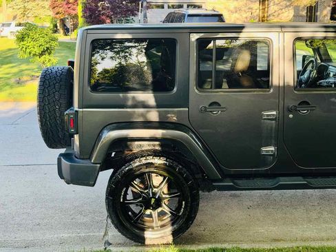 Used 2014 Jeep Wrangler Unlimited Sahara w/ Connectivity Group AWD/4WD image 3