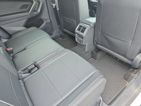 Used 2021 Volkswagen Tiguan SE AWD/4WD image 11