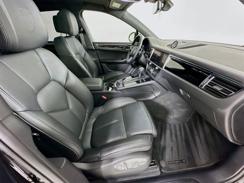 Used 2023 Porsche Macan Turbo image 30