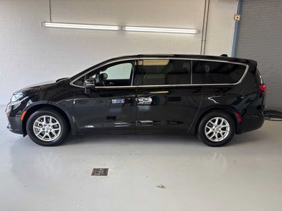 Used 2025 Chrysler Pacifica Select