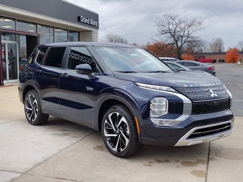 New 2025 Mitsubishi Outlander SE image 13