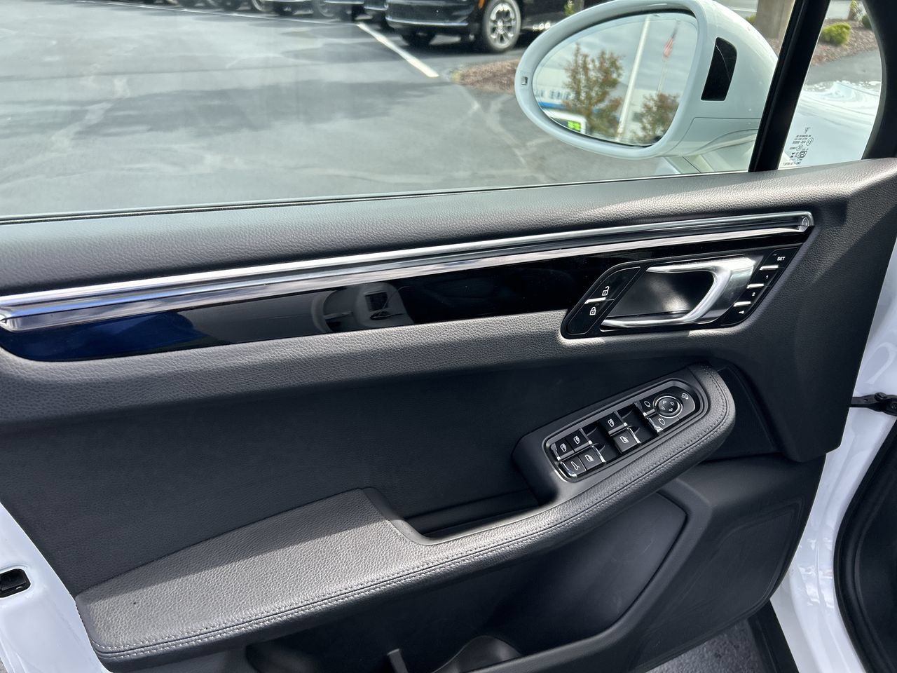 Used 2025 Porsche Macan AWD/4WD image 19
