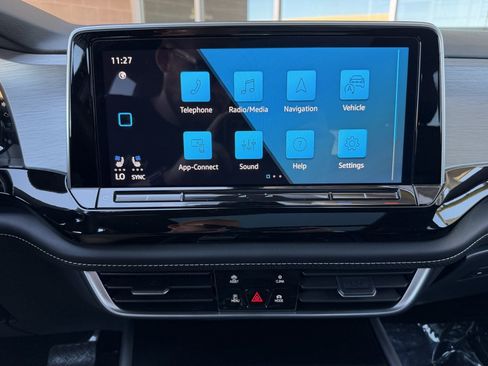 Used 2024 Volkswagen Atlas Cross Sport SE w/ Panoramic Sunroof Package FWD image 18