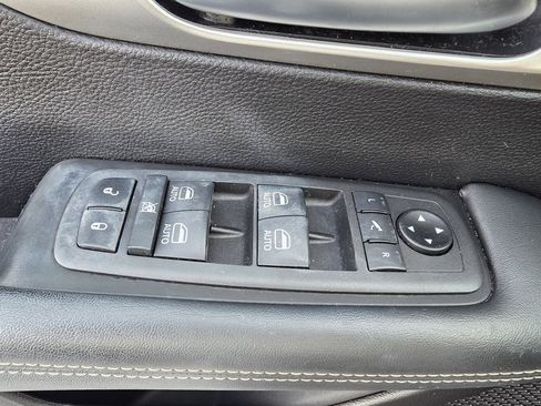 Used 2021 Chrysler Pacifica Limited w/ Uconnect Theater Family Group image 13