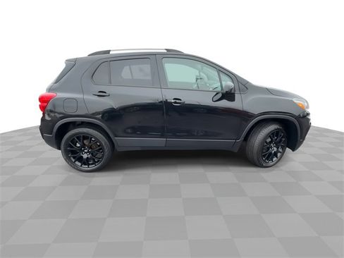 Certified 2022 Chevrolet Trax LT w/ Midnight Edition image 9