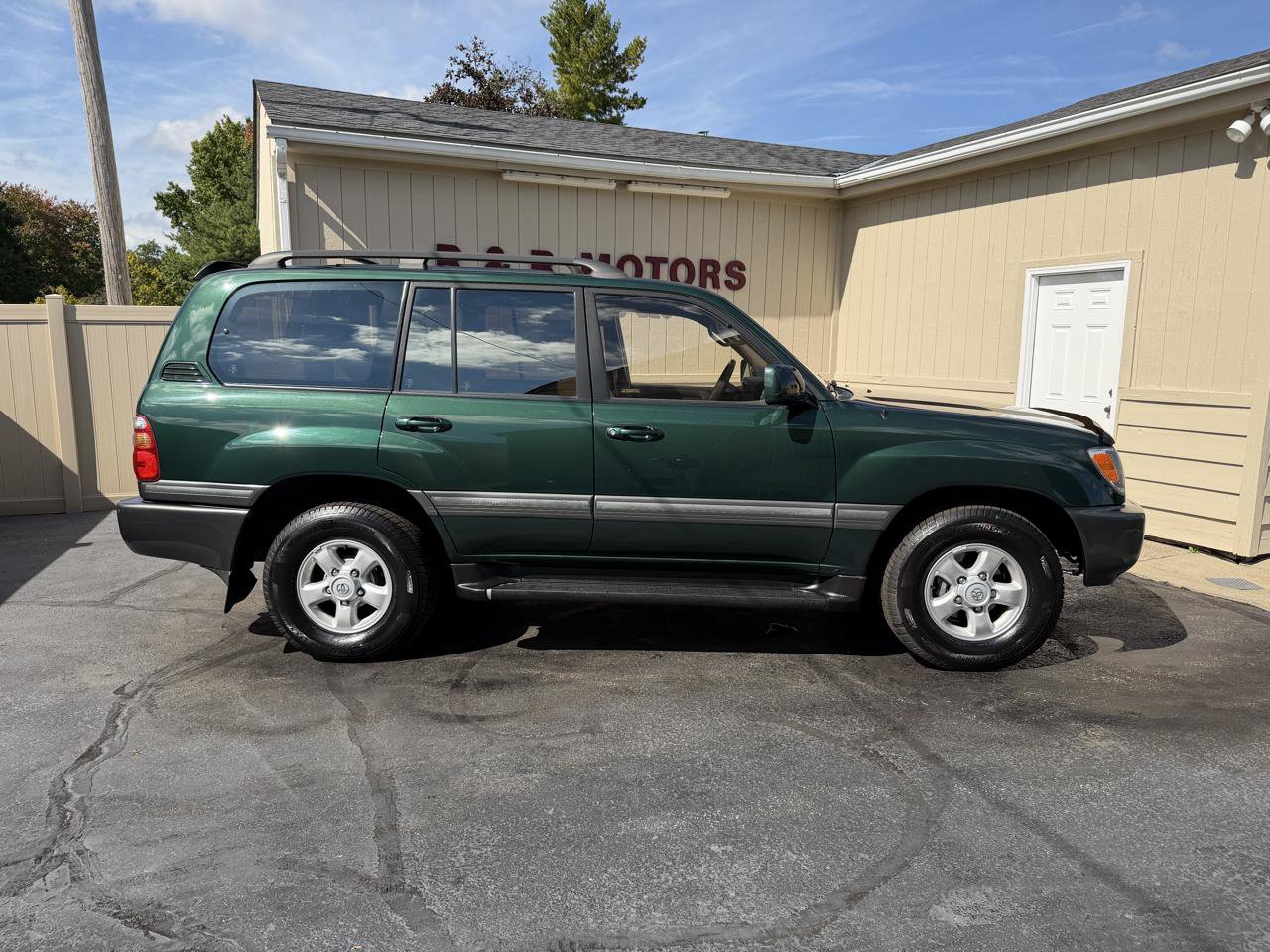 Used 1999 Toyota Land Cruiser w/ Leather Trim Pkg AWD/4WD image 2