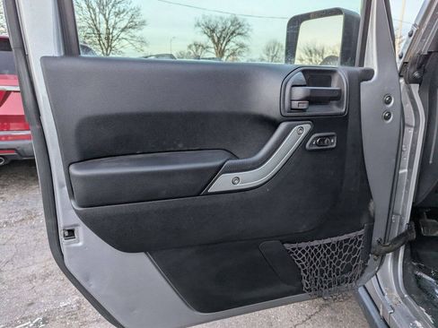Used 2017 Jeep Wrangler Unlimited Rubicon w/ Connectivity Group AWD/4WD image 12