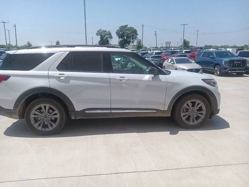 Used 2025 Ford Explorer Active w/ Active Comfort Package AWD/4WD image 2