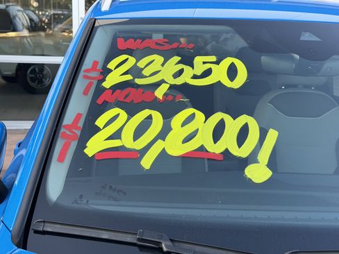 Used 2024 Volkswagen Taos SE image 2