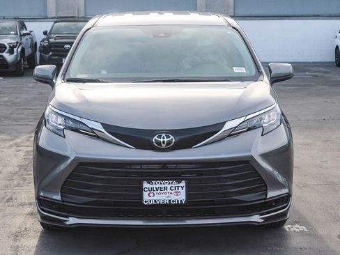 New 2026 Toyota Sienna LE FWD image 2