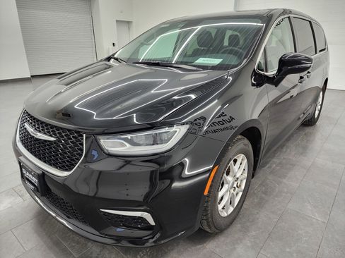 Used 2024 Chrysler Pacifica Touring-L image 7