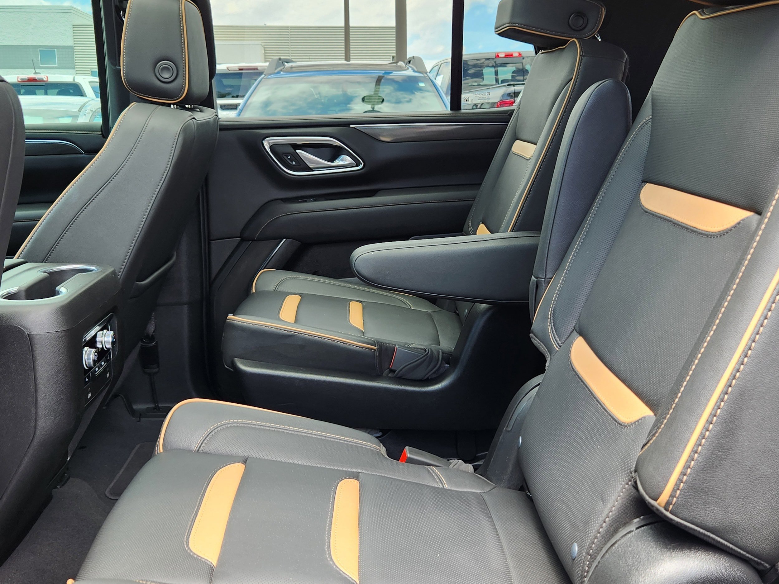 Used 2024 GMC Yukon AT4 w/ Technology Package AWD/4WD image 11