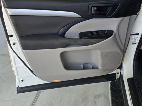 Used 2016 Toyota Highlander LE FWD image 29