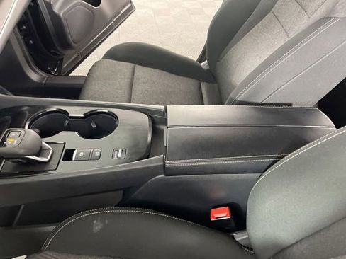 Used 2025 Nissan Rogue SV FWD image 29