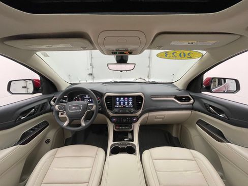 Used 2023 GMC Acadia Denali w/ Denali Ultimate Package AWD/4WD image 3